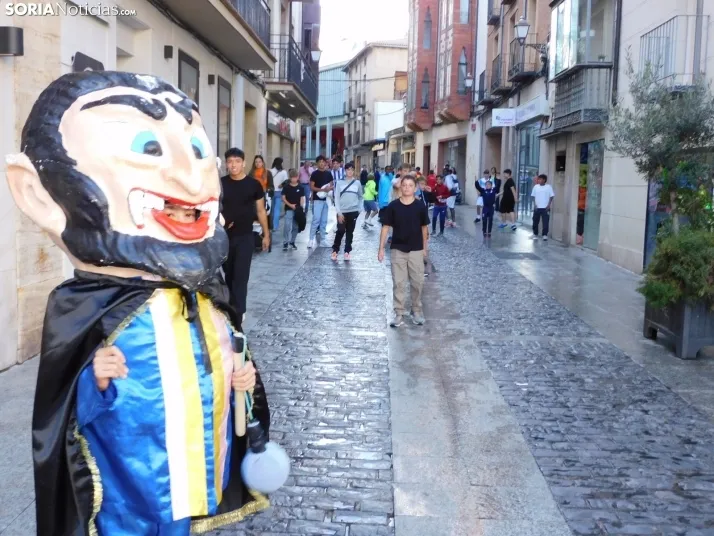 Fotos: Centenares de ni&ntilde;os comienzan San Saturio escapando de los cabezudos por el centro de Soria