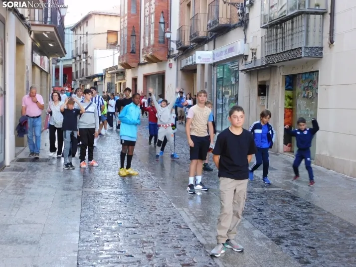 Fotos: Centenares de ni&ntilde;os comienzan San Saturio escapando de los cabezudos por el centro de Soria