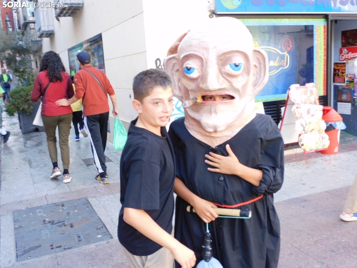 Fotos: Centenares de ni&ntilde;os comienzan San Saturio escapando de los cabezudos por el centro de Soria