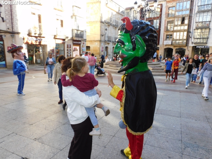 Fotos: Centenares de ni&ntilde;os comienzan San Saturio escapando de los cabezudos por el centro de Soria