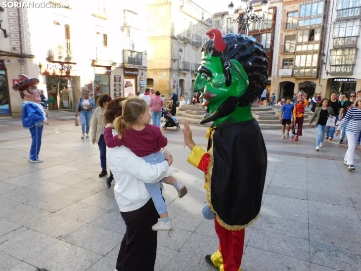 Fotos: Centenares de ni&ntilde;os comienzan San Saturio escapando de los cabezudos por el centro de Soria