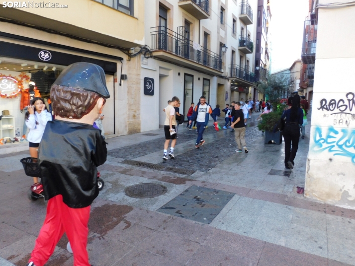 Fotos: Centenares de ni&ntilde;os comienzan San Saturio escapando de los cabezudos por el centro de Soria