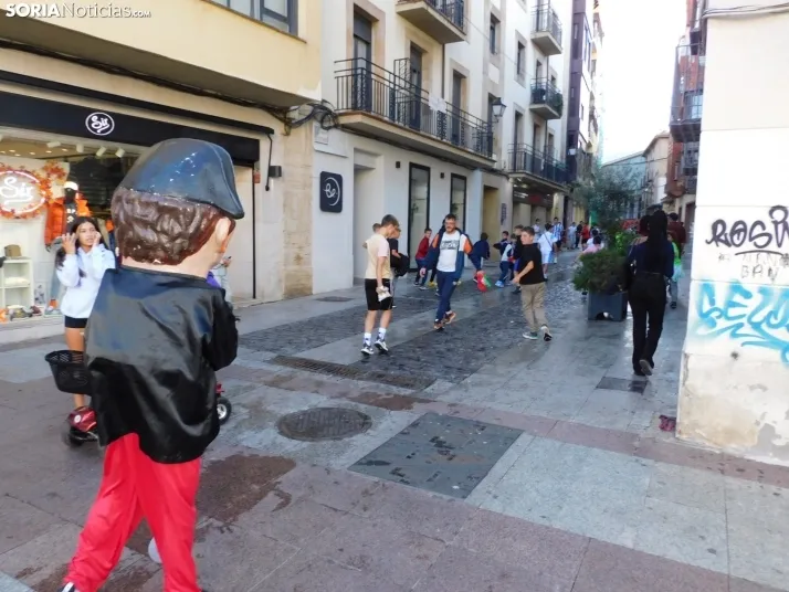 Fotos: Centenares de ni&ntilde;os comienzan San Saturio escapando de los cabezudos por el centro de Soria