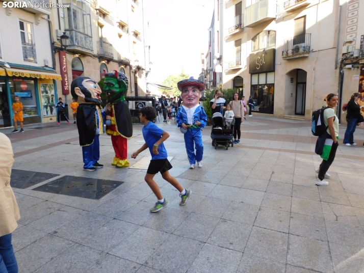 Fotos: Centenares de ni&ntilde;os comienzan San Saturio escapando de los cabezudos por el centro de Soria