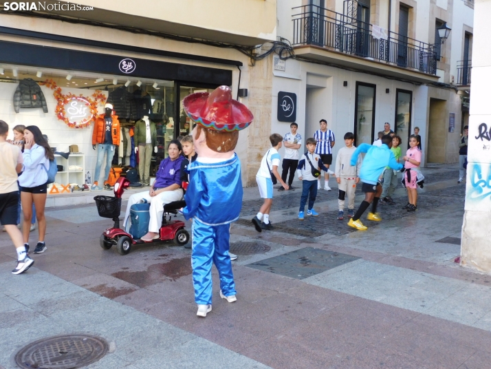 Fotos: Centenares de ni&ntilde;os comienzan San Saturio escapando de los cabezudos por el centro de Soria