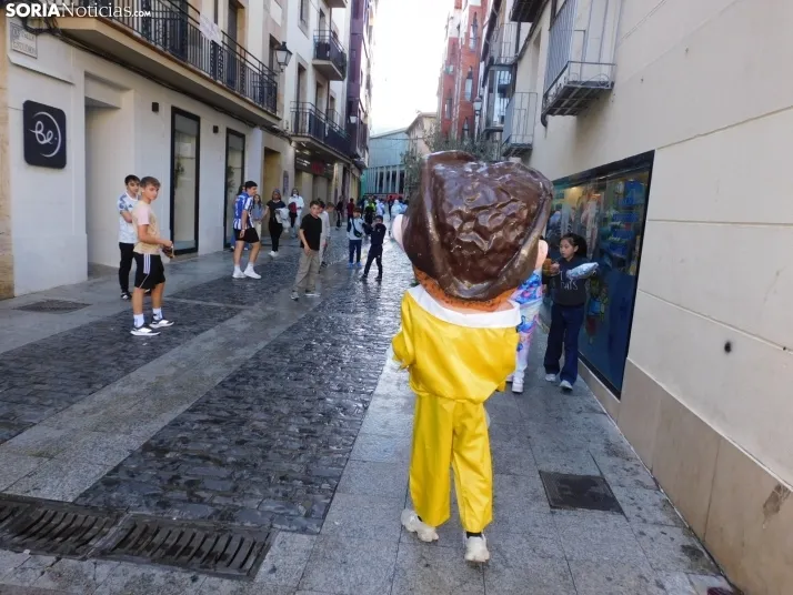 Fotos: Centenares de ni&ntilde;os comienzan San Saturio escapando de los cabezudos por el centro de Soria