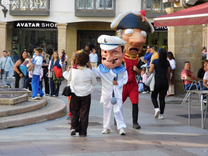 Fotos: Centenares de ni&ntilde;os comienzan San Saturio escapando de los cabezudos por el centro de Soria
