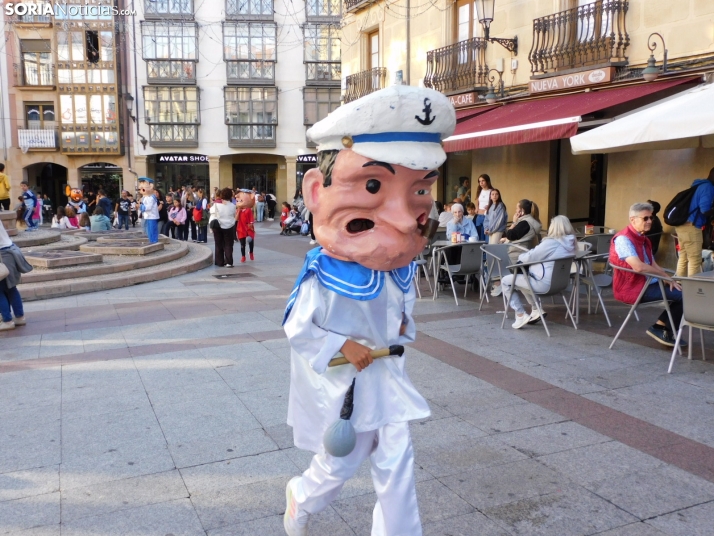 Fotos: Centenares de ni&ntilde;os comienzan San Saturio escapando de los cabezudos por el centro de Soria