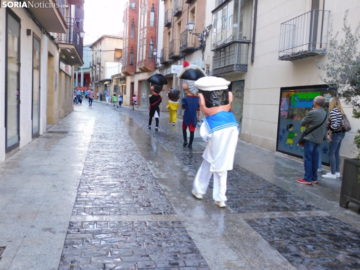 Fotos: Centenares de ni&ntilde;os comienzan San Saturio escapando de los cabezudos por el centro de Soria