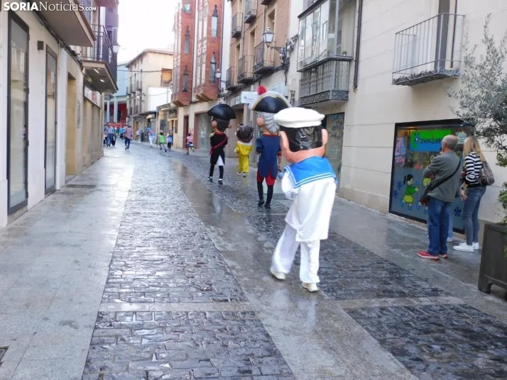 Fotos: Centenares de ni&ntilde;os comienzan San Saturio escapando de los cabezudos por el centro de Soria