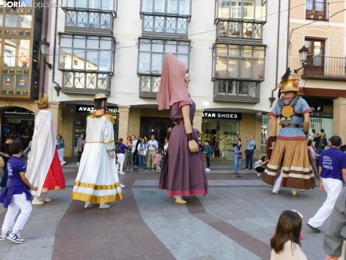 Fotos: Centenares de ni&ntilde;os comienzan San Saturio escapando de los cabezudos por el centro de Soria