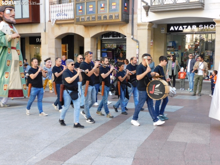 Fotos: Centenares de ni&ntilde;os comienzan San Saturio escapando de los cabezudos por el centro de Soria