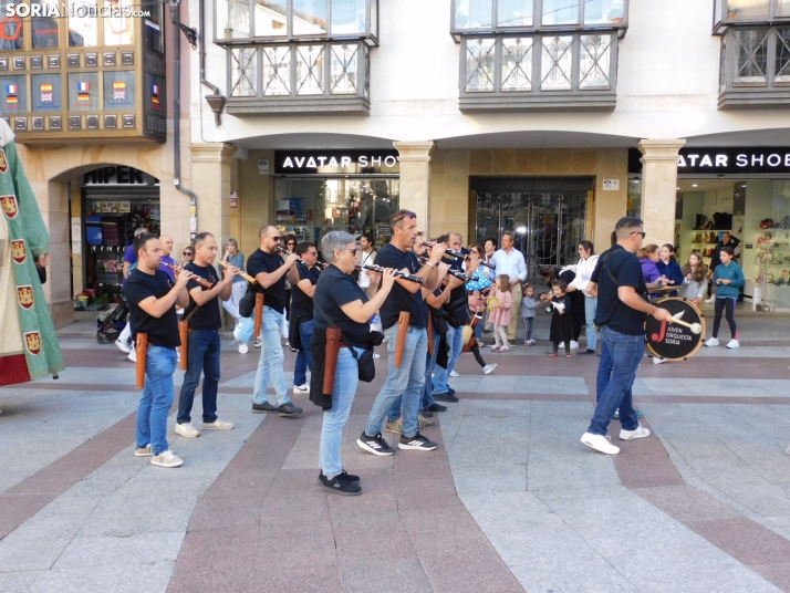 Fotos: Centenares de ni&ntilde;os comienzan San Saturio escapando de los cabezudos por el centro de Soria