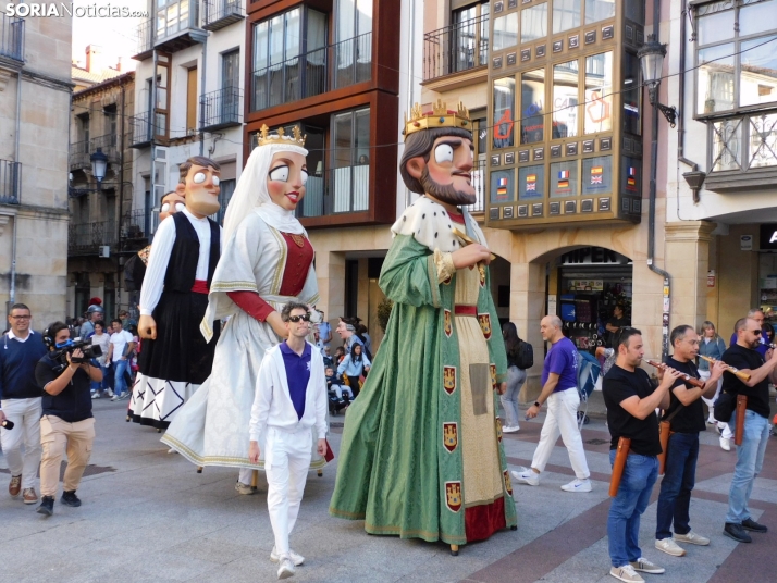 Fotos: Centenares de ni&ntilde;os comienzan San Saturio escapando de los cabezudos por el centro de Soria