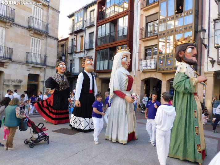 Fotos: Centenares de ni&ntilde;os comienzan San Saturio escapando de los cabezudos por el centro de Soria
