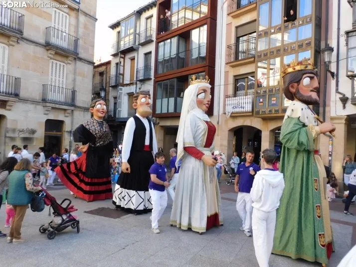 Fotos: Centenares de ni&ntilde;os comienzan San Saturio escapando de los cabezudos por el centro de Soria
