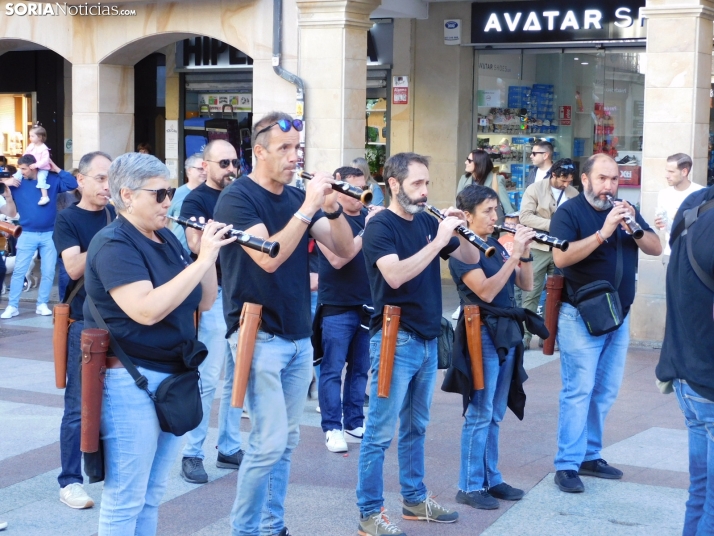 Fotos: Centenares de ni&ntilde;os comienzan San Saturio escapando de los cabezudos por el centro de Soria