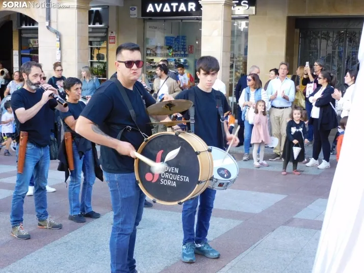 Fotos: Centenares de ni&ntilde;os comienzan San Saturio escapando de los cabezudos por el centro de Soria