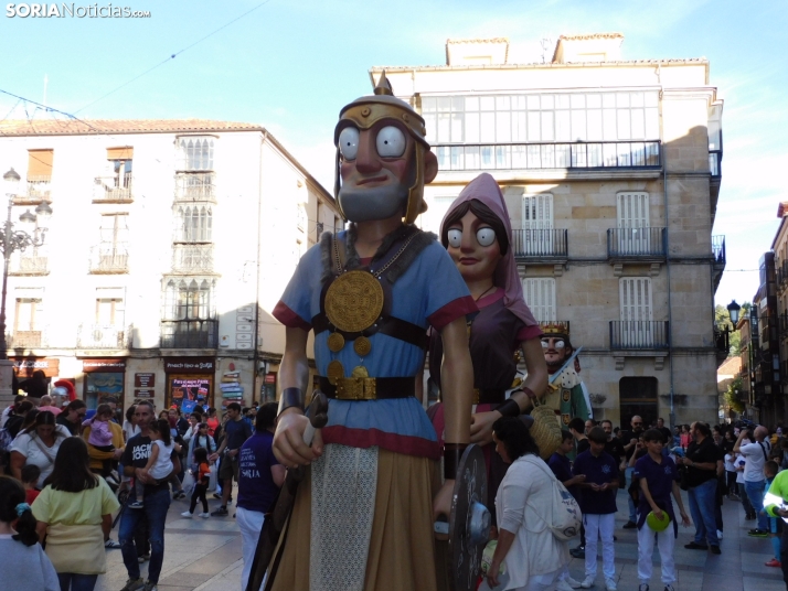 Fotos: Centenares de ni&ntilde;os comienzan San Saturio escapando de los cabezudos por el centro de Soria