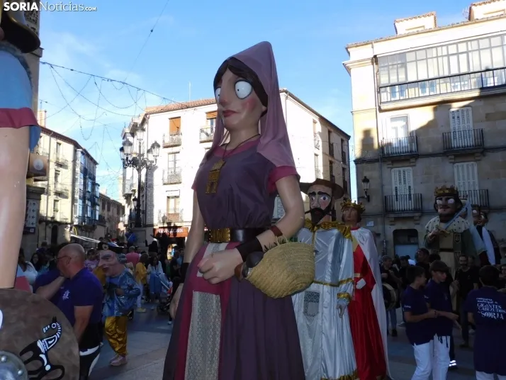 Fotos: Centenares de ni&ntilde;os comienzan San Saturio escapando de los cabezudos por el centro de Soria
