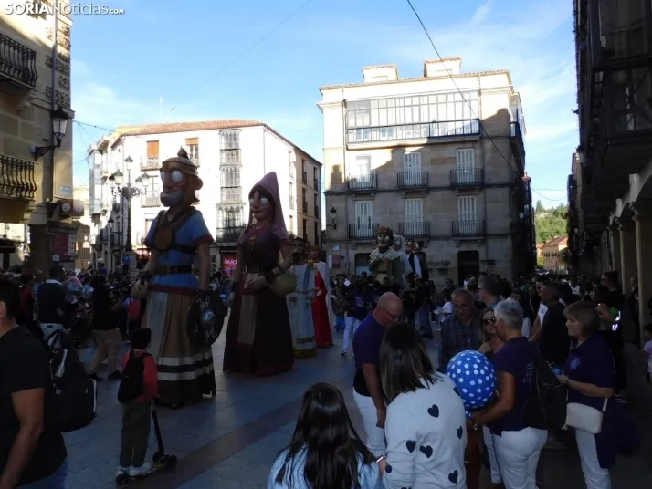Fotos: Centenares de ni&ntilde;os comienzan San Saturio escapando de los cabezudos por el centro de Soria