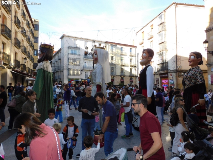 Fotos: Centenares de ni&ntilde;os comienzan San Saturio escapando de los cabezudos por el centro de Soria