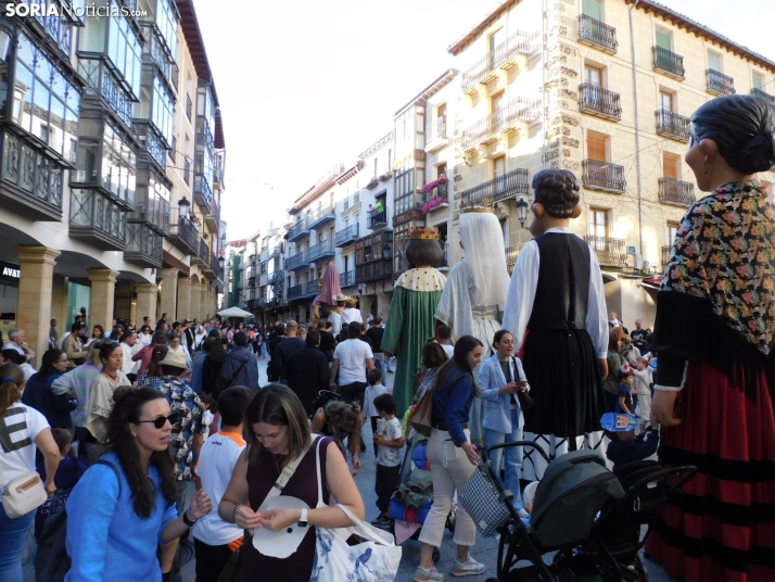 Fotos: Centenares de ni&ntilde;os comienzan San Saturio escapando de los cabezudos por el centro de Soria