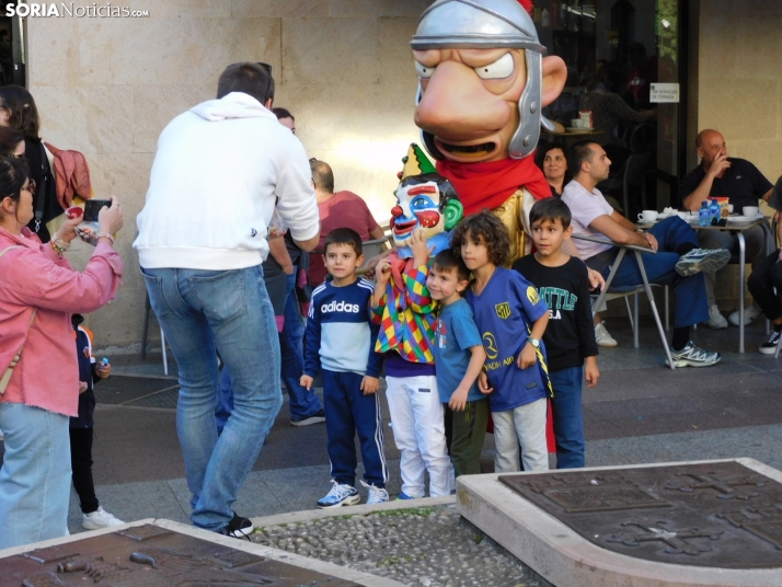 Fotos: Centenares de ni&ntilde;os comienzan San Saturio escapando de los cabezudos por el centro de Soria