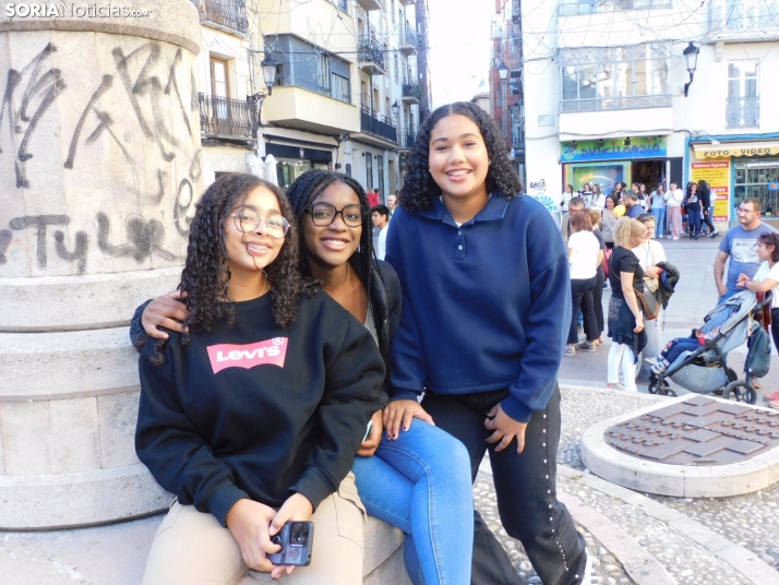 Fotos: Centenares de ni&ntilde;os comienzan San Saturio escapando de los cabezudos por el centro de Soria