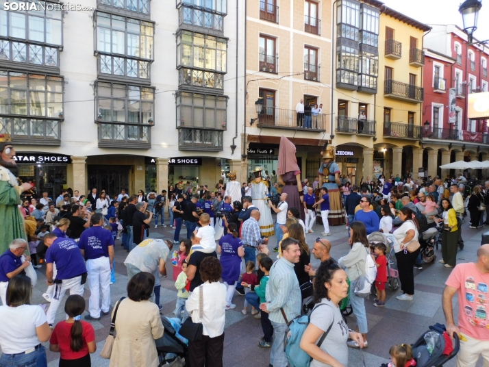 Fotos: Centenares de ni&ntilde;os comienzan San Saturio escapando de los cabezudos por el centro de Soria
