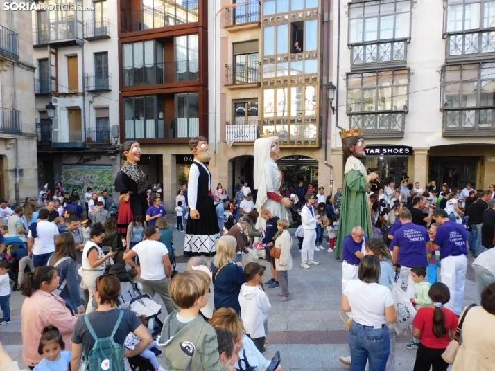 Fotos: Centenares de ni&ntilde;os comienzan San Saturio escapando de los cabezudos por el centro de Soria