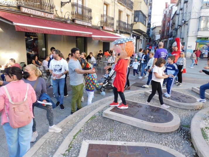 Fotos: Centenares de ni&ntilde;os comienzan San Saturio escapando de los cabezudos por el centro de Soria