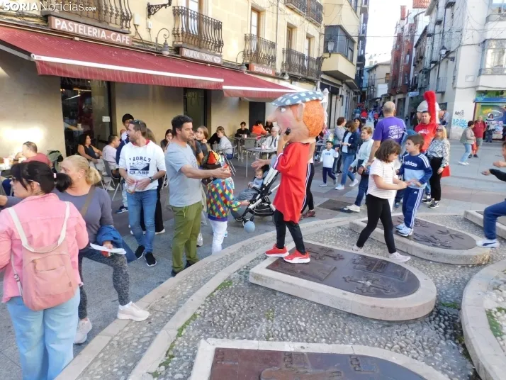 Fotos: Centenares de ni&ntilde;os comienzan San Saturio escapando de los cabezudos por el centro de Soria