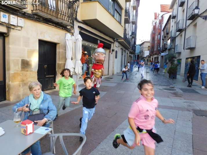 Fotos: Centenares de ni&ntilde;os comienzan San Saturio escapando de los cabezudos por el centro de Soria