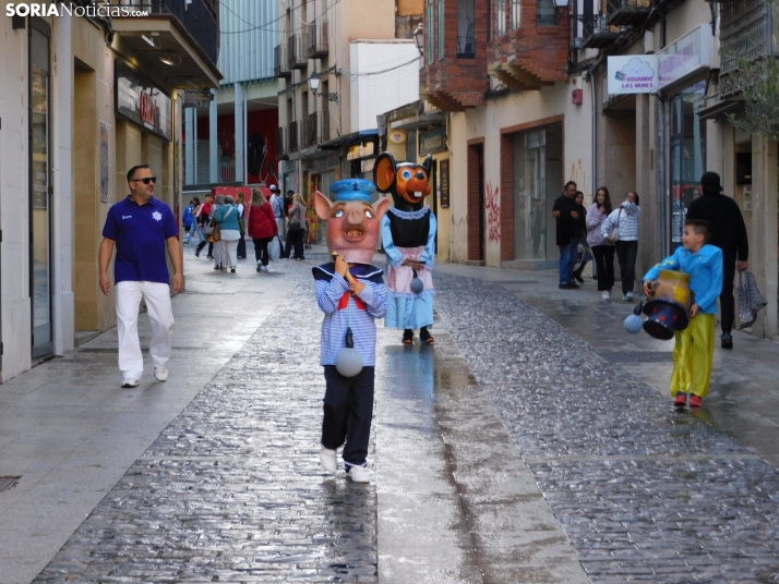 Fotos: Centenares de ni&ntilde;os comienzan San Saturio escapando de los cabezudos por el centro de Soria