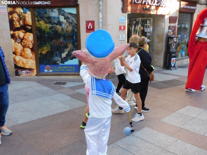 Fotos: Centenares de ni&ntilde;os comienzan San Saturio escapando de los cabezudos por el centro de Soria