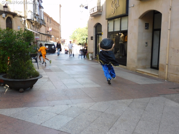 Fotos: Centenares de ni&ntilde;os comienzan San Saturio escapando de los cabezudos por el centro de Soria