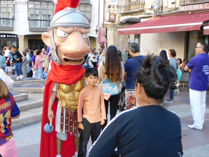 Fotos: Centenares de ni&ntilde;os comienzan San Saturio escapando de los cabezudos por el centro de Soria
