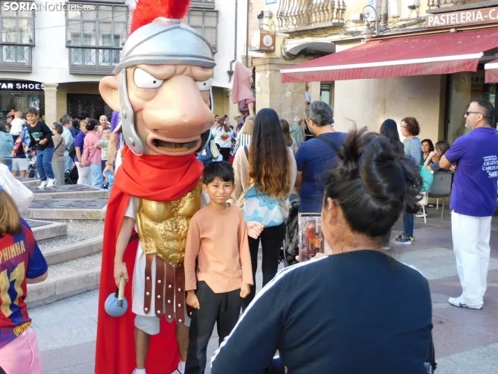 Fotos: Centenares de ni&ntilde;os comienzan San Saturio escapando de los cabezudos por el centro de Soria