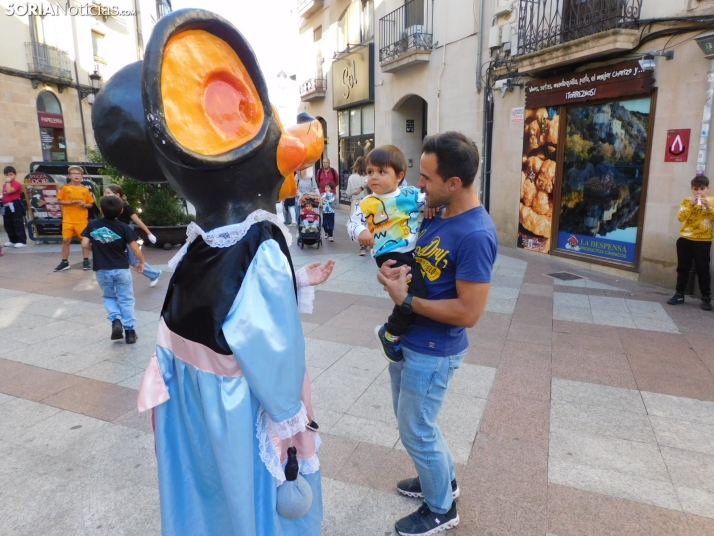 Fotos: Centenares de ni&ntilde;os comienzan San Saturio escapando de los cabezudos por el centro de Soria