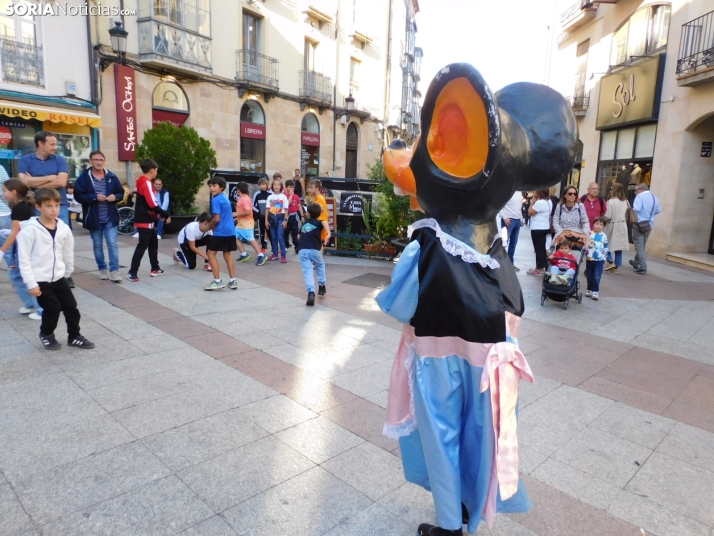 Fotos: Centenares de ni&ntilde;os comienzan San Saturio escapando de los cabezudos por el centro de Soria