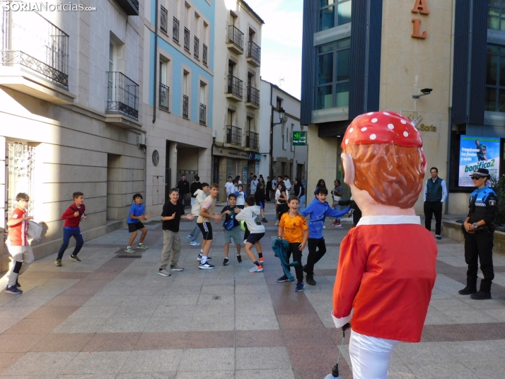 Fotos: Centenares de ni&ntilde;os comienzan San Saturio escapando de los cabezudos por el centro de Soria