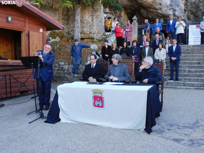 Fotos: Soria rememora una foto de 1.932 y homenajea a Antonio Machado en la ermita de San Saturio