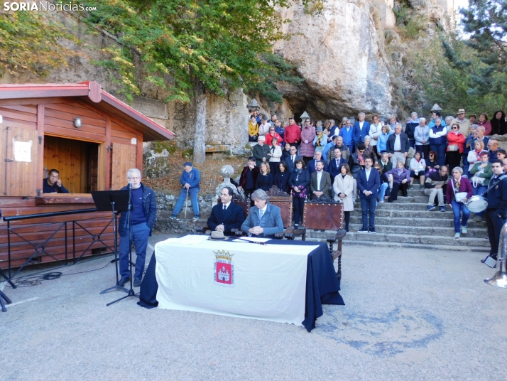 Fotos: Soria rememora una foto de 1.932 y homenajea a Antonio Machado en la ermita de San Saturio