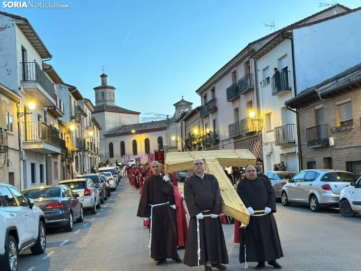 GALER&Iacute;A | Tarde hist&oacute;rica para El Burgo de Osma: 16 cofrad&iacute;as han recorrido sus calles