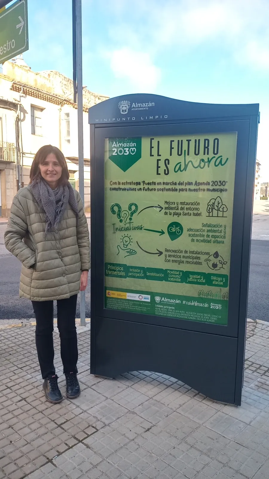 Foto 2 - Almaz&aacute;n define el trazado de su carril bici y estrena un nuevo punto de reciclaje urbano