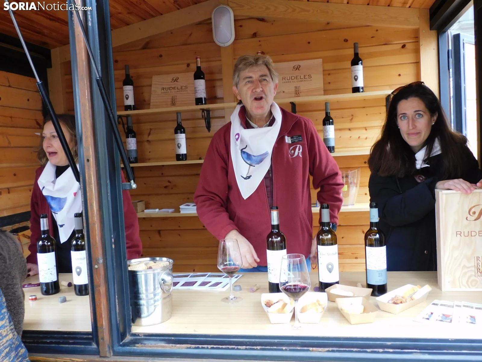 Foto 7 - Cr&oacute;nica y galer&iacute;a | Mucho vino y productos sorianos en la plaza Mariano Granados