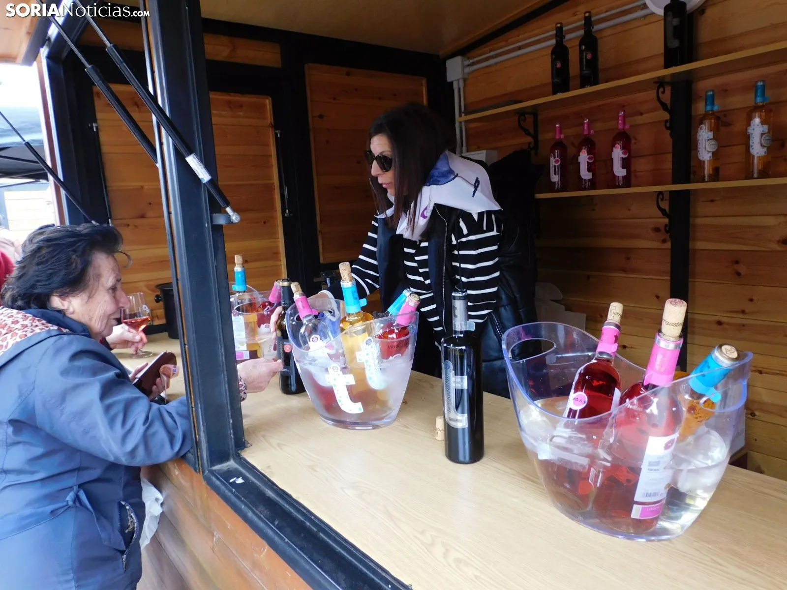 Foto 8 - Cr&oacute;nica y galer&iacute;a | Mucho vino y productos sorianos en la plaza Mariano Granados