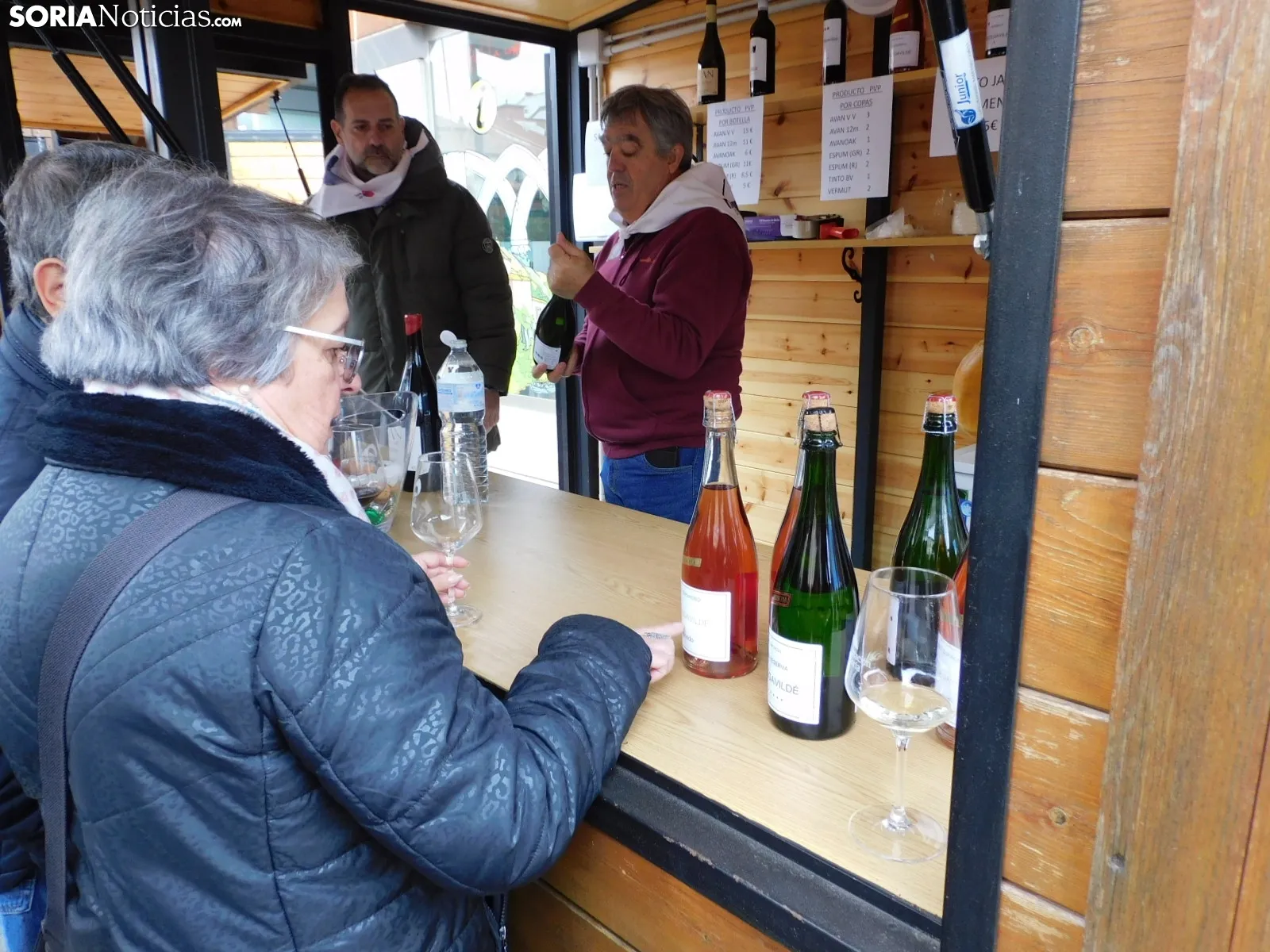 Foto 9 - Cr&oacute;nica y galer&iacute;a | Mucho vino y productos sorianos en la plaza Mariano Granados