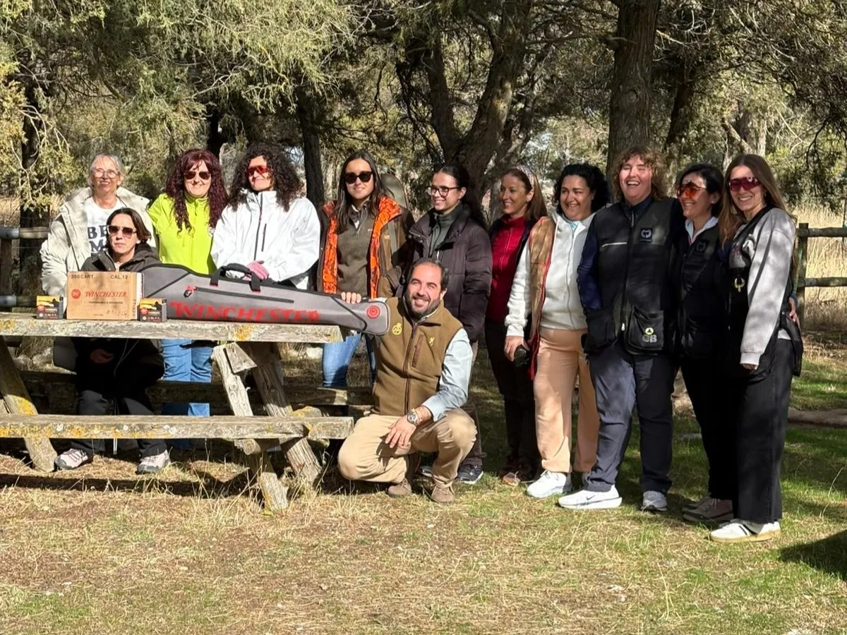 Foto 2 - Casi 30 mujeres se forman en caza deportiva en Castillejo de Robledo